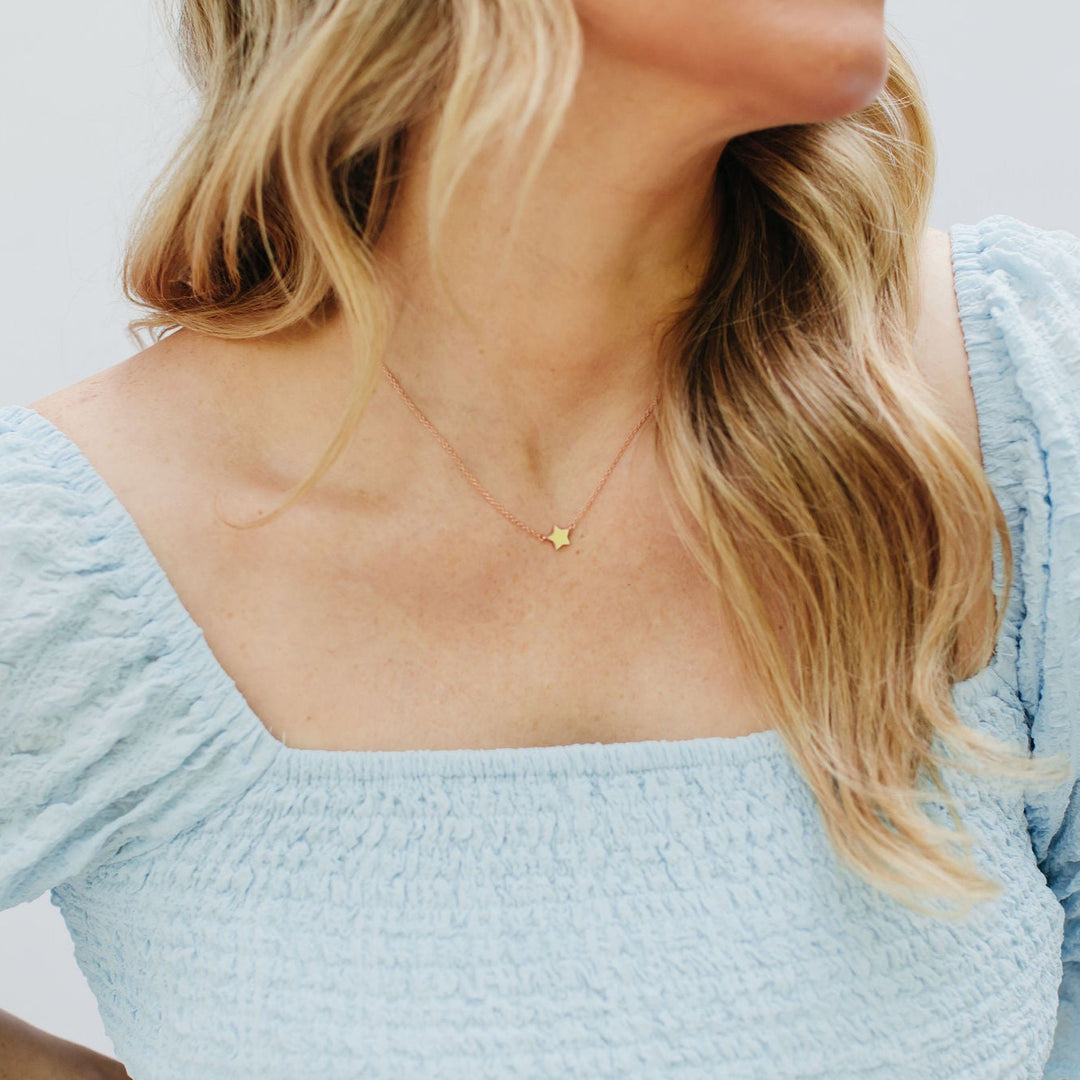 CHLOE + LOIS DAINTY STAR NECKLACE IN YELLOW
